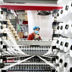 Un trabajador supervisa los productos destinados a la exportación en una fábrica de embalaje en Lianyungang, en la provincia oriental china de Jiangsu. | Foto:CN-STR / AFP