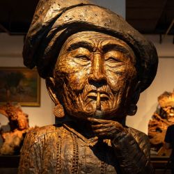 Una pieza de talla de madera es exhibida en el Museo de Arte de Laos, en Vientián, Laos. | Foto:Xinhua/Kaikeo Saiyasane