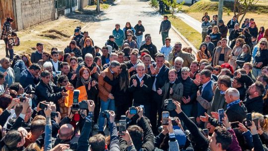 Llaryora y Passerini habilitaron obras en El Quebracho con una foto repleta de anotados para la intendencia