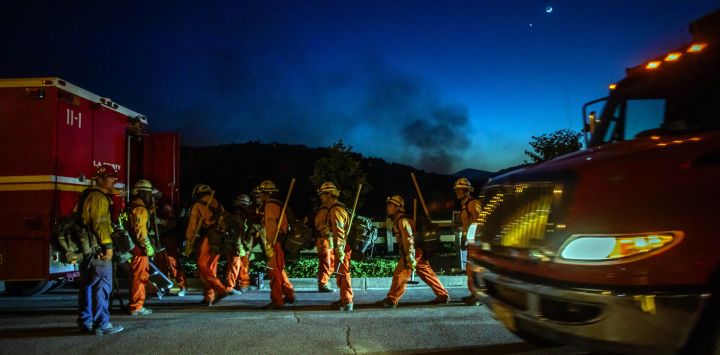 Bomberos reclusos regresan a su camión de bomberos tras combatir el incendio Sandy en Simi Valley, California. Un incendio forestal se desató en los suburbios de Los Ángeles, propagándose rápidamente y obligando a las autoridades a emitir órdenes de evacuación para miles de residentes. El incendio, denominado Sandy, comenzó a última hora de la mañana en Simi Valley, una ciudad de aproximadamente 125 000 habitantes ubicada a unos 60 kilómetros al noroeste del centro de Los Ángeles.