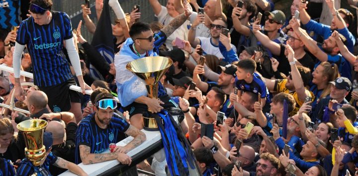El delantero argentino del Inter de Milán, Lautaro Martínez y sus compañeros desfilan en un micro descapotable para celebrar su 21.º Scudetto con los aficionados a las afueras del estadio San Siro, tras el partido de fútbol de la Serie A italiana entre el Inter de Milán y el Hellas Verona en Milán.