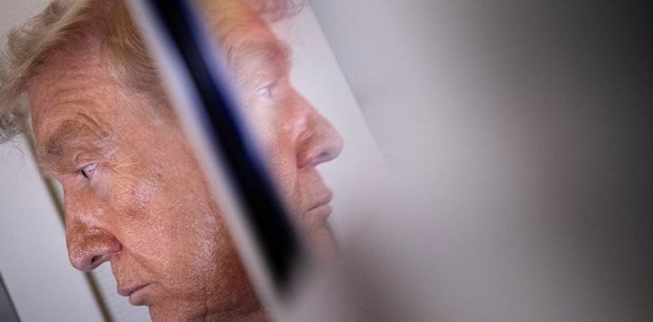 El presidente estadounidense Donald Trump habla con periodistas a bordo del Air Force One tras su partida del Aeropuerto Internacional de Pekín, de regreso a Estados Unidos.