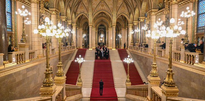 El primer ministro de Hungría, Peter Magyar, posa con sus ministros tras la ceremonia de juramento del gabinete en el Parlamento húngaro en Budapest.