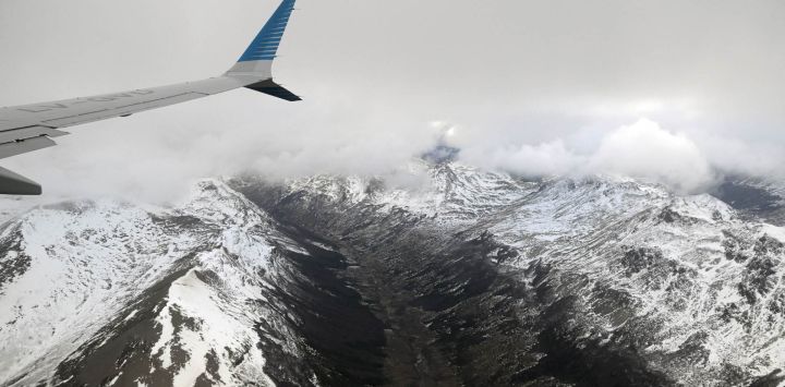 Esta vista desde la ventana del avión antes de aterrizar en Ushuaia, Tierra del Fuego, Antártida e Islas del Atlántico Sur, Argentina.