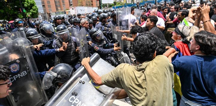 Estudiantes de la Universidad Central de Venezuela (UCV) se enfrentan a agentes de la Policía Nacional Bolivariana (PNB) durante una protesta tras la muerte de Carmen Navas, madre del difunto preso político Víctor Quero Navas, en Caracas. La madre del preso político venezolano Víctor Hugo Quero Navas falleció a los 81 años, pocos días después de confirmar la muerte de su hijo bajo custodia estatal, según informaron sus familiares a la AFP.