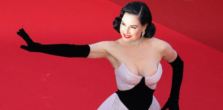 La bailarina de burlesque estadounidense Dita Von Teese llega a la proyección de la película "Amarga Navidad" en la 79ª edición del Festival de Cine de Cannes, en Cannes, al sur de Francia.
