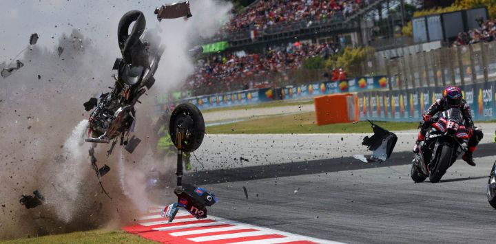 La motocicleta de Alex Márquez, piloto del equipo Gresini Racing de MotoGP, sale disparada por los aires tras sufrir un accidente durante el Gran Premio de Cataluña de MotoGP de 2026 en el circuito de Montmeló, cerca de Barcelona.