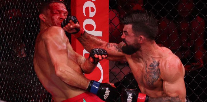 Los luchadores estadounidenses de artes marciales mixtas Nate Diaz y Mike Perry se enfrentan durante su combate estelar de peso wélter en el evento MVP MMA 1, celebrado en el Intuit Dome de Inglewood, California.