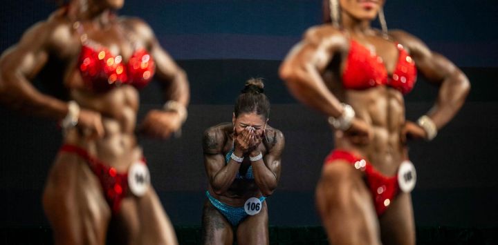 Un culturista reacciona tras ganar una competición en el XX Campeonato del Sudeste Asiático 2026 en el Centro de Convenciones de Myanmar en Yangon.
