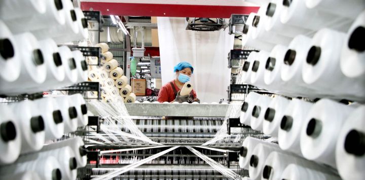 Un trabajador supervisa los productos destinados a la exportación en una fábrica de embalaje en Lianyungang, en la provincia oriental china de Jiangsu.