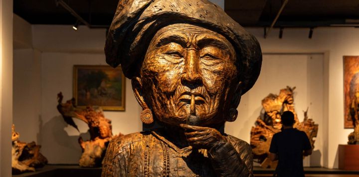 Una pieza de talla de madera es exhibida en el Museo de Arte de Laos, en Vientián, Laos.