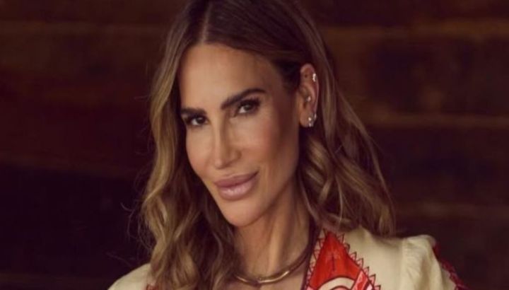 María Vázquez marca tendencia con su look urbano: chaqueta de ante, pantalón skinny y gafas de colores