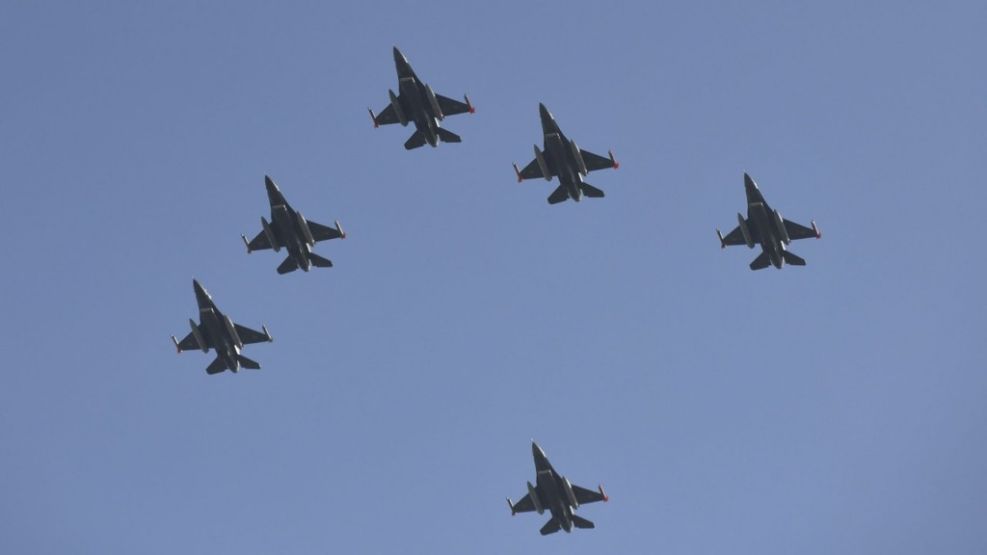 La fuerza aérea bajo la lupa: polémica por los sobreprecios en la compra de aviones.