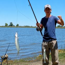 Además de la pesca, el predio ofrece una infraestructura muy completa para pasar el día en familia o con amigos: sombrillas, parrillas, bancos, sanitarios, juegos infantiles, proveeduría, luz eléctrica y seguridad, convirtiéndose en una opción recreativa muy atractiva.