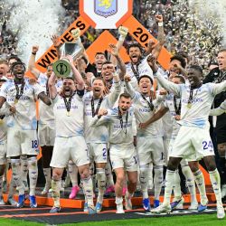 El centrocampista escocés del Aston Villa, John McGinn y sus compañeros celebran con el trofeo tras ganar la final de la UEFA Europa League entre el SC Freiburg y el Aston Villa en el Besiktas Park de Estambul. | Foto:STEFANO RELLANDINI / AFP