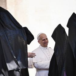 El papa León XIV se reúne con sacerdotes ortodoxos al término de la audiencia general semanal en la Plaza de San Pedro, en el Vaticano. | Foto:Tiziana Fabi / AFP