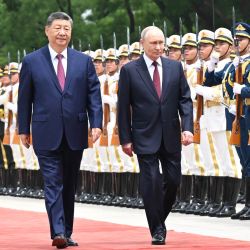 El presidente chino, Xi Jinping, sostiene una ceremonia de bienvenida para el presidente ruso, Vladimir Putin, quien lleva a cabo una visita de Estado a China, en la plaza situada frente a la Puerta Este del Gran Palacio del Pueblo previa a sus conversaciones, en Beijing, capital de China. | Foto:Xinhua/Xie Huanchi