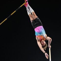 El sueco Armand Duplantis compite en la prueba de salto con garrocha masculino durante la reunión de atletismo de la Liga Diamante de Shanghái/Keqiao en Keqiao, Shaoxing, en la provincia oriental china de Zhejiang. | Foto:Wang Zhao / AFP