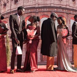 Estudiantes de último año de la escuela secundaria St. Julian posan para las fotos a su llegada a su fiesta de graduación con temática "Una noche en Italia" en Gayaza. Las fiestas de graduación de las escuelas secundarias de Uganda, influenciadas por la cultura juvenil y de las celebridades a nivel mundial y amplificadas por las redes sociales, se han convertido en celebraciones fastuosas que combinan moda, creatividad y estatus con estilos de celebración locales. | Foto:BADRU KATUMBA / AFP