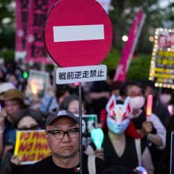 Imagen de personas sosteniendo pancartas mientras participan en una protesta frente al edificio de la Dieta Nacional, en Tokio, Japón. | Foto:Xinhua/Jia Haocheng