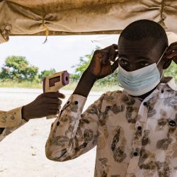 Un funcionario de sanidad fronteriza en el cruce de Busunga, entre Uganda y la República Democrática del Congo, toma la temperatura de un viajero con un termómetro infrarrojo sin contacto en Bundibugyo. Las autoridades ugandesas confirmaron el fallecimiento de un hombre de 59 años procedente de la República Democrática del Congo en Kampala, tras haber sido ingresado a principios de semana. Las pruebas revelaron que la víctima en Uganda estaba infectada con la cepa de ébola de Bundibugyo, identificada por primera vez en 2007. | Foto:BADRU KATUMBA / AFP