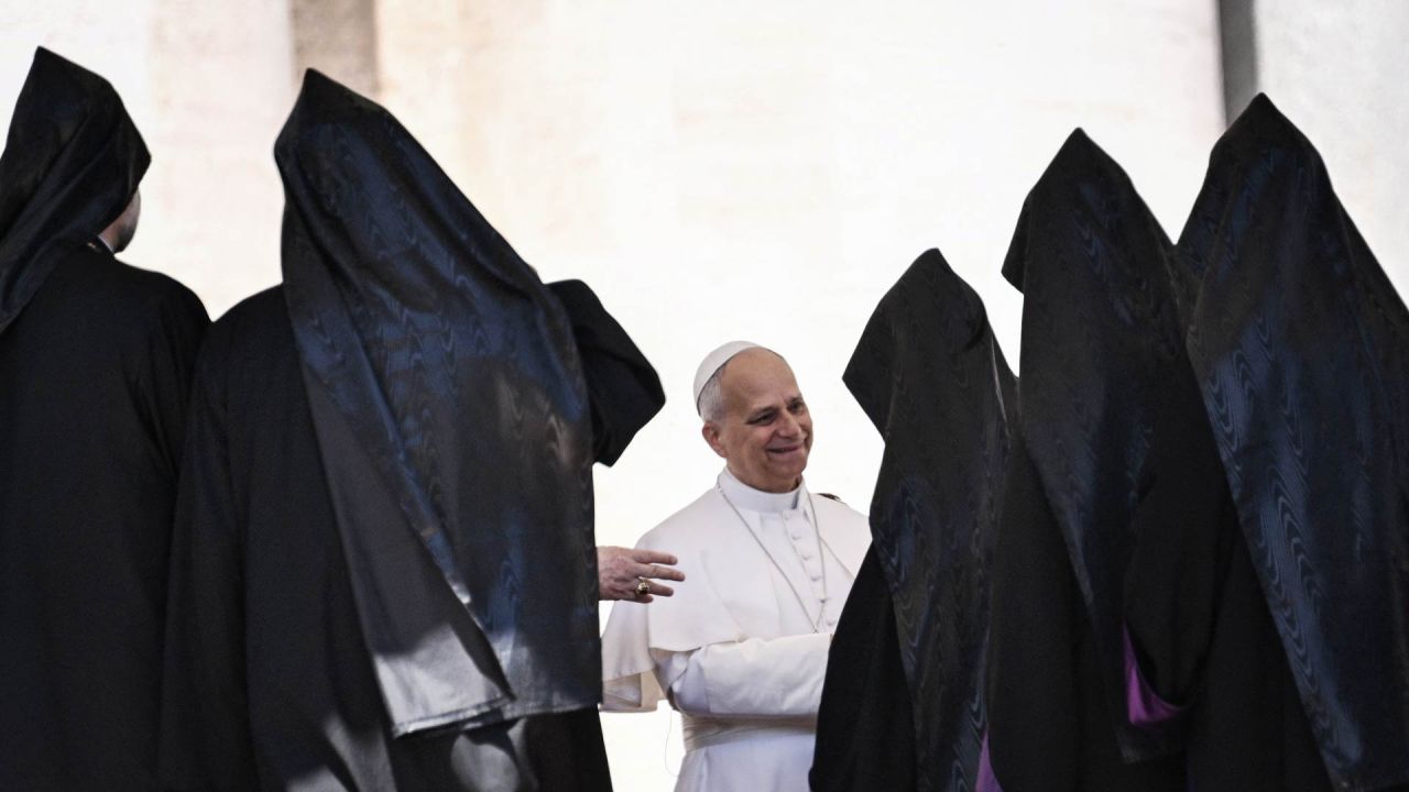El papa León XIV se reúne con sacerdotes ortodoxos al término de la audiencia general semanal en la Plaza de San Pedro, en el Vaticano. | Foto:Tiziana Fabi / AFP