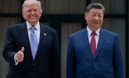 El presidente estadounidense Donald Trump (izquierda) posa para fotos con el presidente chino Xi Jinping durante una visita al Jardín Zhongnanhai en Pekín el 15 de mayo de 2026.