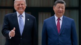 El presidente estadounidense Donald Trump (izquierda) posa para fotos con el presidente chino Xi Jinping durante una visita al Jardín Zhongnanhai en Pekín el 15 de mayo de 2026.