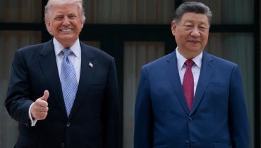 El presidente estadounidense Donald Trump (izquierda) posa para fotos con el presidente chino Xi Jinping durante una visita al Jardín Zhongnanhai en Pekín el 15 de mayo de 2026.