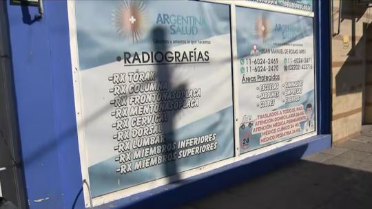 Entre gritos, patadas y empujones, clausuraron la clínica de González Catán acusada de ejercicio ilegal de la medicina