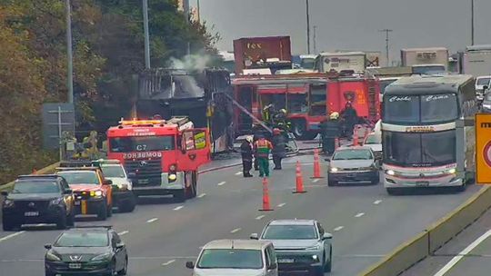 Impresionante incendio de un micro de larga distancia en la autopista 25 de Mayo: el tránsito hacia el centro está totalmente cortado