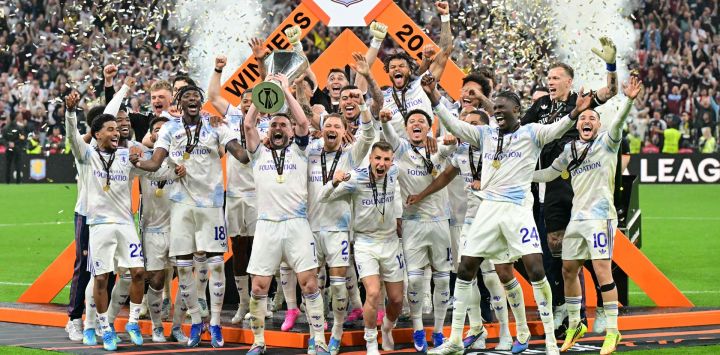 El centrocampista escocés del Aston Villa, John McGinn y sus compañeros celebran con el trofeo tras ganar la final de la UEFA Europa League entre el SC Freiburg y el Aston Villa en el Besiktas Park de Estambul.