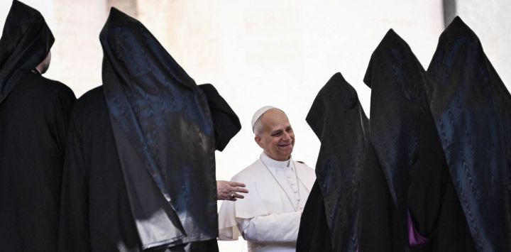 El papa León XIV se reúne con sacerdotes ortodoxos al término de la audiencia general semanal en la Plaza de San Pedro, en el Vaticano.