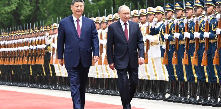 El presidente chino, Xi Jinping, sostiene una ceremonia de bienvenida para el presidente ruso, Vladimir Putin, quien lleva a cabo una visita de Estado a China, en la plaza situada frente a la Puerta Este del Gran Palacio del Pueblo previa a sus conversaciones, en Beijing, capital de China.
