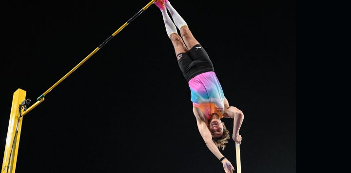 El sueco Armand Duplantis compite en la prueba de salto con garrocha masculino durante la reunión de atletismo de la Liga Diamante de Shanghái/Keqiao en Keqiao, Shaoxing, en la provincia oriental china de Zhejiang.