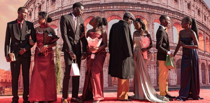Estudiantes de último año de la escuela secundaria St. Julian posan para las fotos a su llegada a su fiesta de graduación con temática "Una noche en Italia" en Gayaza. Las fiestas de graduación de las escuelas secundarias de Uganda, influenciadas por la cultura juvenil y de las celebridades a nivel mundial y amplificadas por las redes sociales, se han convertido en celebraciones fastuosas que combinan moda, creatividad y estatus con estilos de celebración locales.