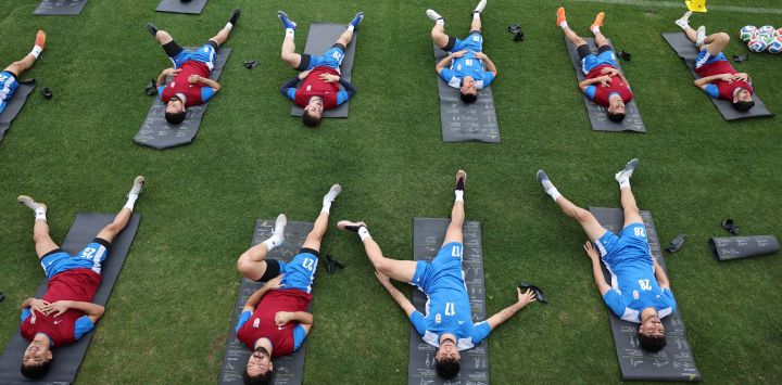 Jugadores de Irán participan en una sesión de entrenamiento en su campamento base en Antalya. La selección nacional de fútbol de Irán llegó a Turquía para un campamento de entrenamiento y para completar los trámites de visado previos al Mundial de 2026, según informaron corresponsales de AFP.
