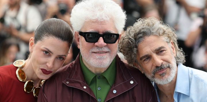 La actriz española Bárbara Lennie, el director y guionista español Pedro Almodóvar y el actor argentino Leonardo Sbaraglia posan durante una sesión fotográfica de la película "Amarga Navidad" en la 79ª edición del Festival de Cine de Cannes, en Cannes, al sur de Francia.