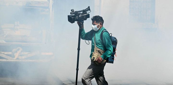 Un camarógrafo corre entre una nube de gas lacrimógeno durante los enfrentamientos entre mineros y la policía antidisturbios en una marcha para exigir la renuncia del presidente boliviano Rodrigo Paz, en La Paz. Los bolivianos han salido a las calles durante las últimas dos semanas, bloqueando las carreteras de acceso a La Paz e interrumpiendo la entrega de alimentos, medicinas y otros bienes a la capital, mientras exigen mejores salarios, ayuda económica y la renuncia del presidente de centroderecha Rodrigo Paz en medio de una grave crisis económica.
