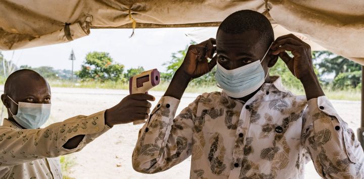 Un funcionario de sanidad fronteriza en el cruce de Busunga, entre Uganda y la República Democrática del Congo, toma la temperatura de un viajero con un termómetro infrarrojo sin contacto en Bundibugyo. Las autoridades ugandesas confirmaron el fallecimiento de un hombre de 59 años procedente de la República Democrática del Congo en Kampala, tras haber sido ingresado a principios de semana. Las pruebas revelaron que la víctima en Uganda estaba infectada con la cepa de ébola de Bundibugyo, identificada por primera vez en 2007.