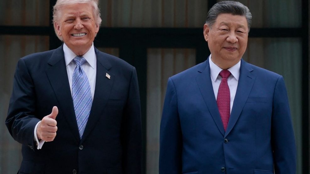El presidente estadounidense Donald Trump (izquierda) posa para fotos con el presidente chino Xi Jinping durante una visita al Jardín Zhongnanhai en Pekín el 15 de mayo de 2026.