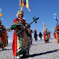 Artistas son vistos durante la ceremonia de apertura del lago Nam Co, en la región autónoma de Xizang, en el suroeste de China. La tan esperada ceremonia de apertura del lago Nam Co ofreció a los turistas una excepcional combinación de impresionantes paisajes de meseta, costumbres populares tibetanas de larga tradición y servicios de viaje mejorados. | Foto:Xinhua/Zhou Yulong