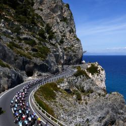 El pelotón avanza en el Cabo Noli durante la 12.ª etapa del Giro de Italia 2026, que se disputa entre Imperia y Novi Ligure, Italia. | Foto:Luca Bettini / AFP