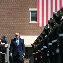 El presidente de Estados Unidos, Donald Trump, llega para pronunciar el discurso de graduación a la promoción de 2026 de la Academia de la Guardia Costera de Estados Unidos en New London, Connecticut. | Foto:Kent Nishimura / AFP
