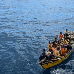 Esta fotografía muestra a pasajeros llegando a un barco para abordar el buque MV Kalighat cerca de Chowra, en aguas de las islas Andamán y Nicobar de la India. El ferry, que opera desde la capital del archipiélago, Sri Vijayapuram, en el norte, hasta el extremo sur de Campbell Bay, presta servicio tanto de pasajeros como de carga. | Foto:R. Satish Babu / AFP