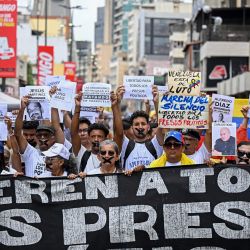 Estudiantes y familiares de presos políticos participan en una marcha para denunciar las recientes muertes bajo custodia y exigir protección urgente para los detenidos en el bulevar Sabana Grande, en Caracas, Venezuela. | Foto:Federico Parra / AFP