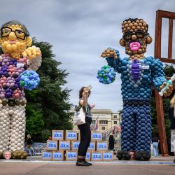 Figuras hechas con globos inflables que representan al multimillonario Bill Gates (izquierda) y al director general de la Organización Mundial de la Salud (OMS), Tedros Adhanom Ghebreyesus, sosteniendo jeringas, instaladas por el grupo ultraconservador CitizenGO, fundado en España y que hace campaña contra el nuevo tratado de la OMS sobre preparación para pandemias, se ven en la Plaza de las Naciones durante la Asamblea Mundial de la Salud en Ginebra. | Foto:FABRICE COFFRINI / AFP