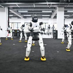 Imagen de robots vistos en la empresa tecnológica SYNROX en el 764 Aerospace, en la municipalidad de Tianjin, en el norte de China. Ubicado en el sitio de una antigua fábrica estatal de equipos de radiodifusión, el 764 Aerospace, un parque industrial digital situado en el distrito de Hexi de Tianjin, alberga a más de 10 empresas de alta tecnología. | Foto:Xinhua/Sun Fanyue