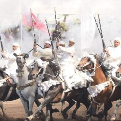 Imagen de una escena durante la Tbourida, un espectáculo ecuestre marroquí, en la Competencia Interregional de Tbourida de Rabat 2026, en Bouznika, Marruecos. La Tbourida es un espectáculo ecuestre marroquí que se remonta al siglo XVI. Fue inscrita en la Lista Representativa del Patrimonio Cultural Inmaterial de la Humanidad de la UNESCO en 2021. | Foto:Xinhua/Aissa