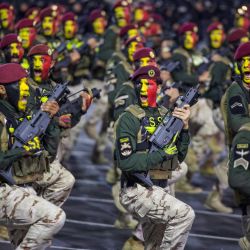 Miembros de las fuerzas de seguridad saudíes participan en un desfile militar previo a la peregrinación del Hajj en La Meca. Más de un millón de musulmanes se congregan en La Meca para la peregrinación, ensombrecida por la guerra en Oriente Medio, donde la animosidad persiste en la región a pesar de un frágil alto el fuego. Los ritos de este año, que atraen a fieles de todo el mundo islámico, incluido Irán, se producen tras una serie de ataques iraníes contra objetivos en Arabia Saudí y sus vecinos del Golfo. | Foto:ZAIN JAAFAR / AFP